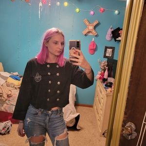 very cool vintage top w crest silver buttons crest and shoulder pads